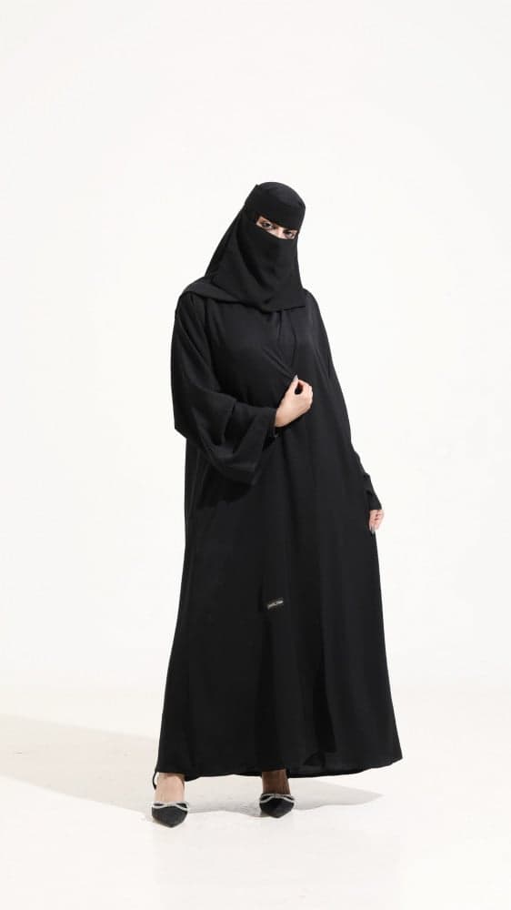 عباية ببنطلون وبلوزة