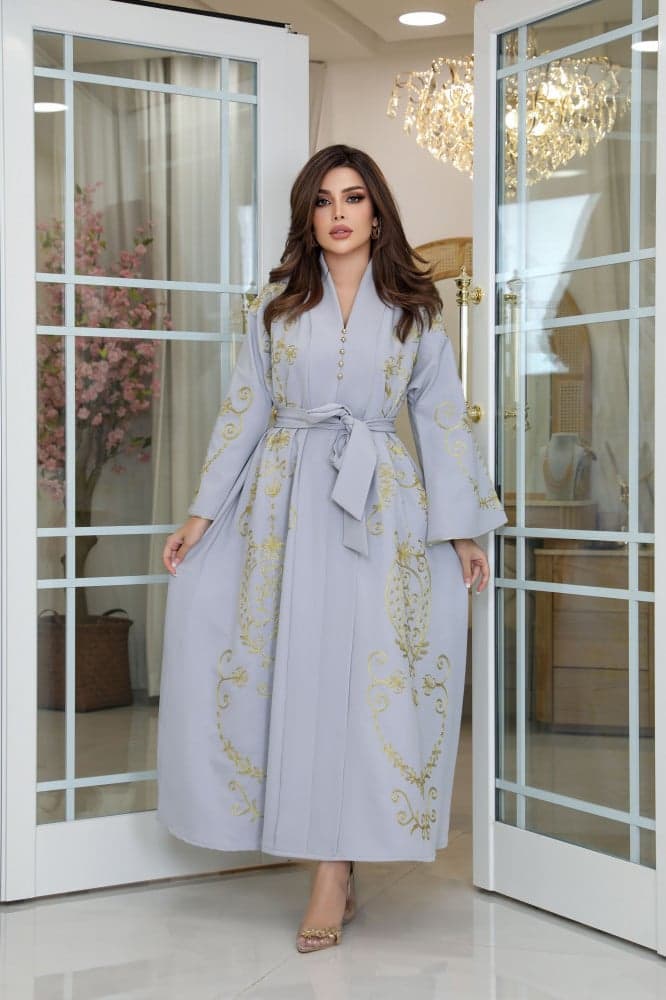جلابية بتطريز ذهبي وحزام ربط