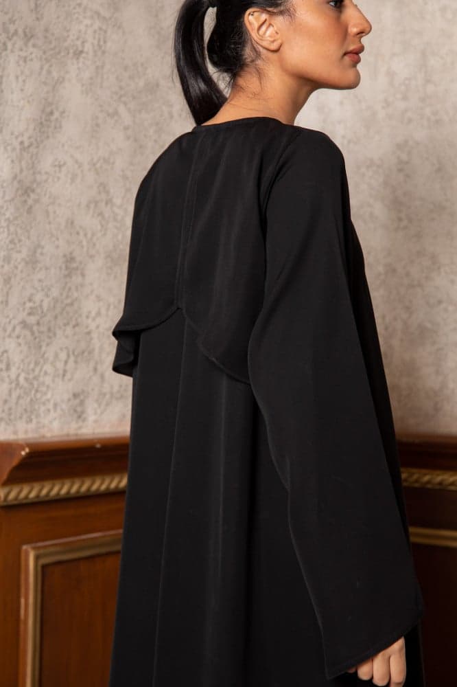 عبايه ناعمة بكسرة من الخلف