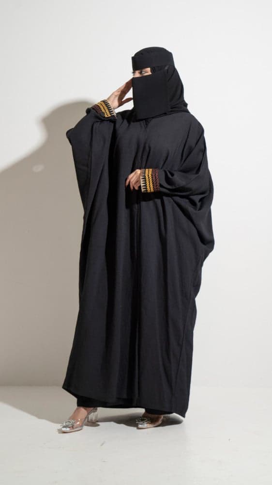 عباية سوداء باكمام  مطرزة سدو