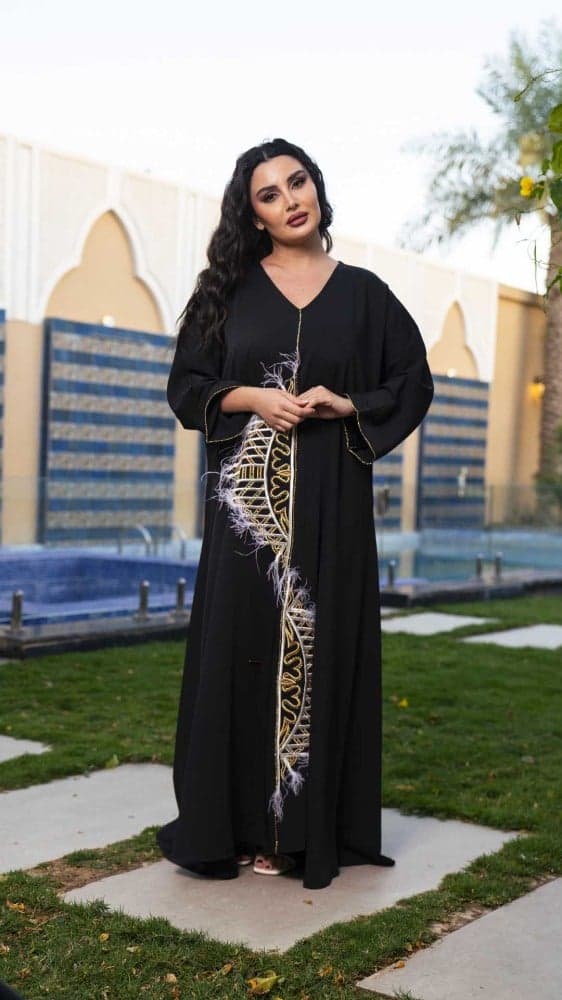جلابية اسود مطرزة بريش ناعم
