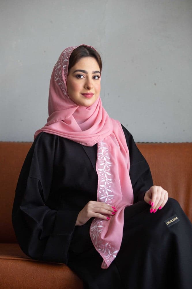 طرحة وردي بتطريز ابيض