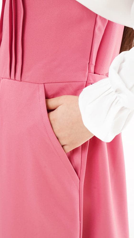 مريول ابتدائي بلون وردي وقميص مشبوك