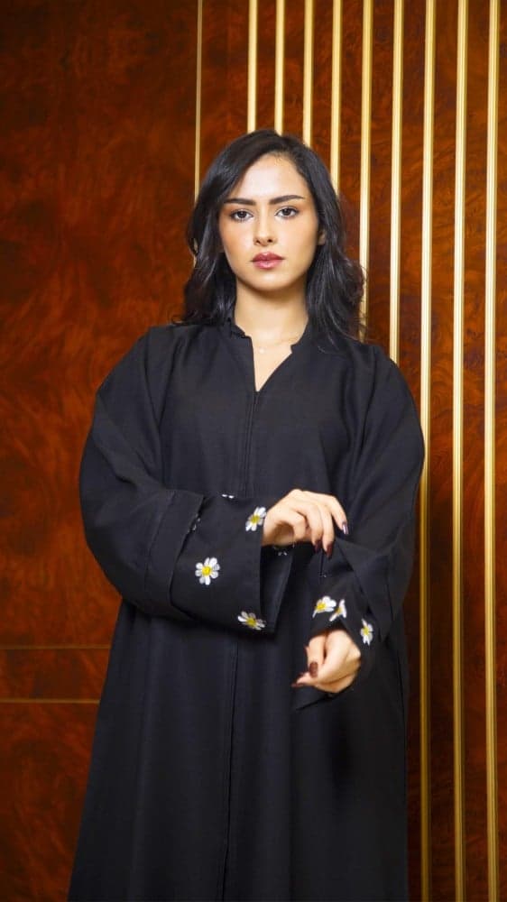 عباية باكمام متنوعة ومطرزة