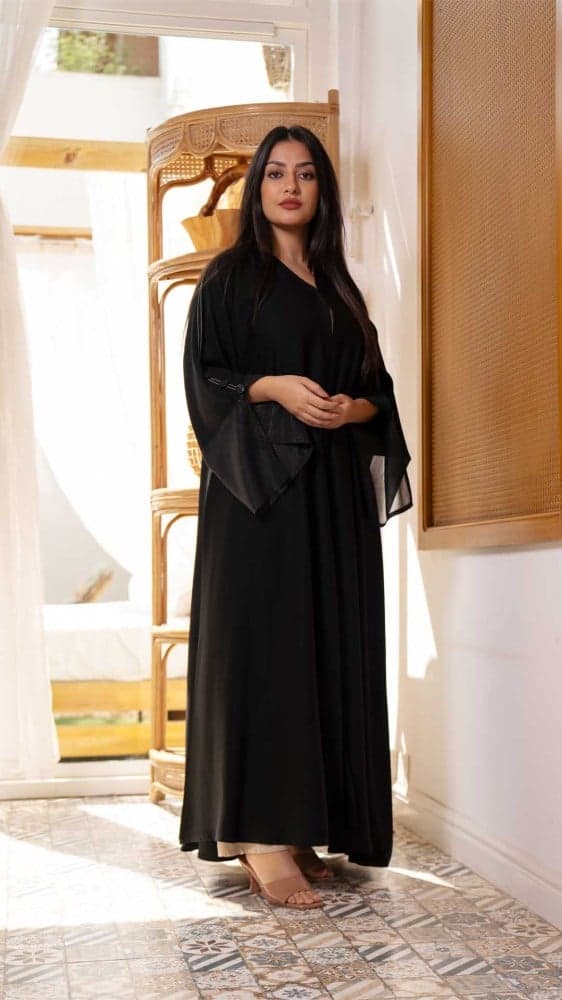 عباية باكمام لامعه مع الطرحة