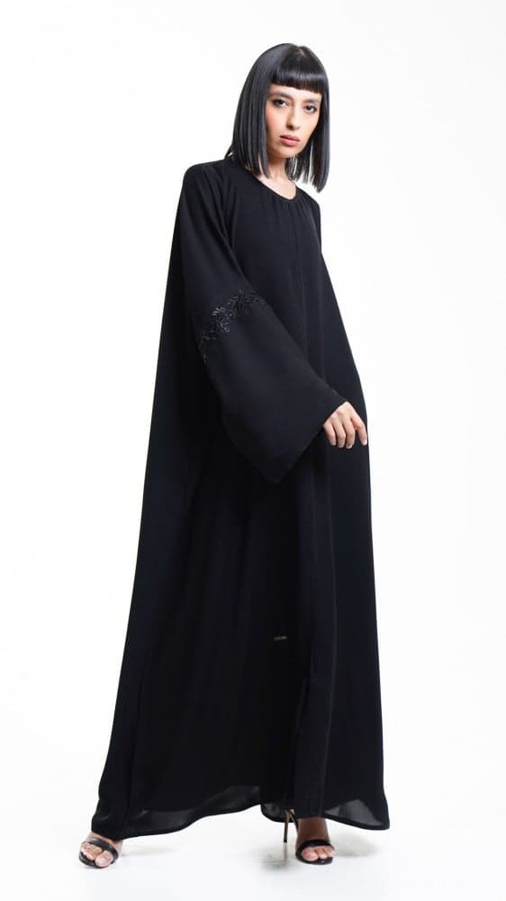 عباية بتطريز اسود من منتصف الاكمام