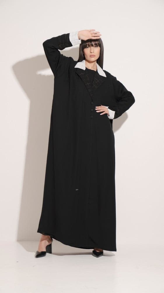 عباية بياقه واكمام بيضاء