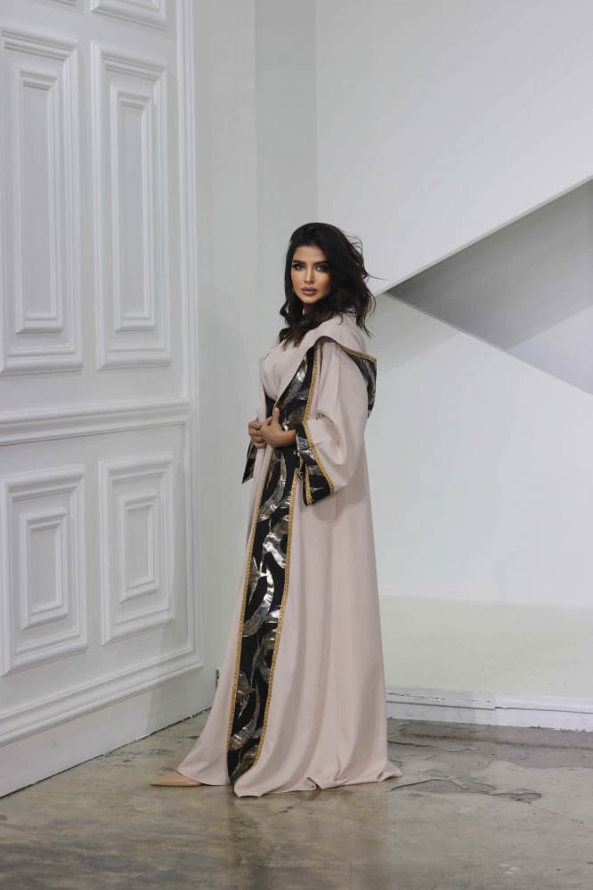 جلابية فخمة بقبعة وحزام على الخصر