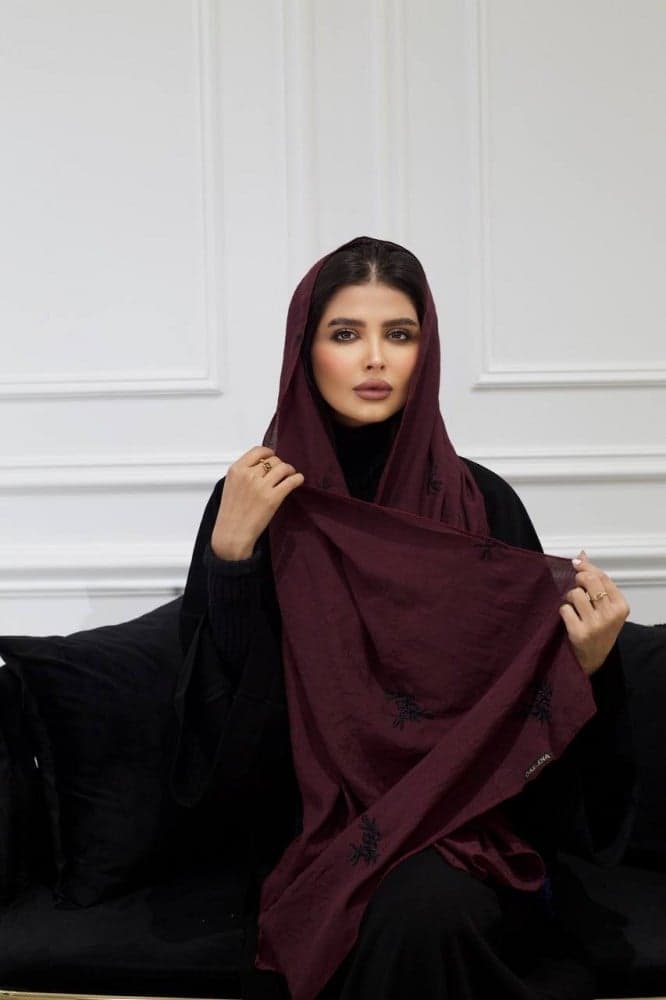 طرحة عنابي بتطريز اسود