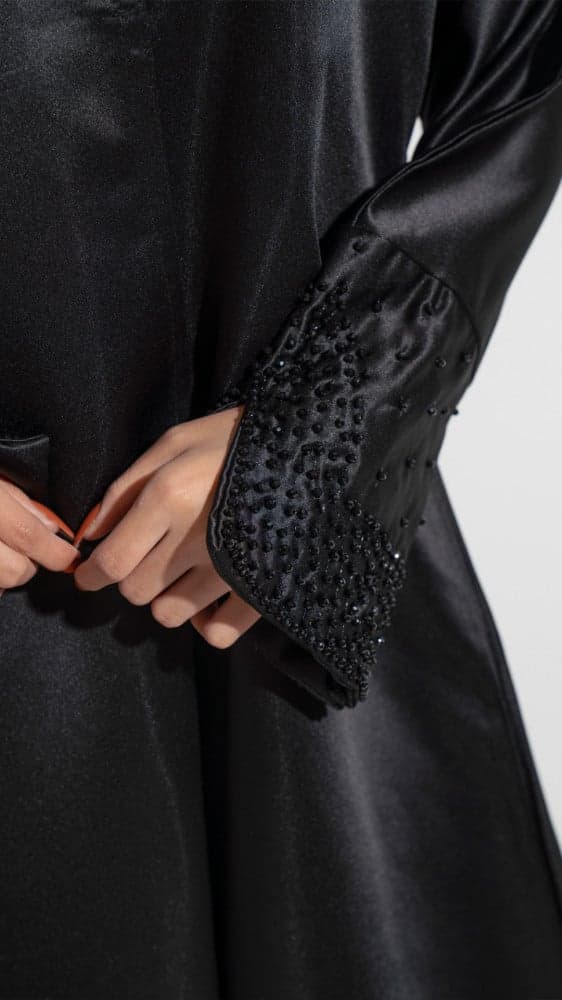 عباية سوداء لامعه باكمام شك