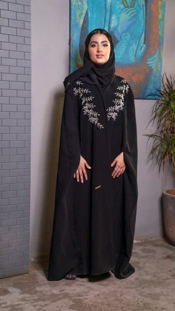 عباية بقصة قطريه مطرزة بفضي