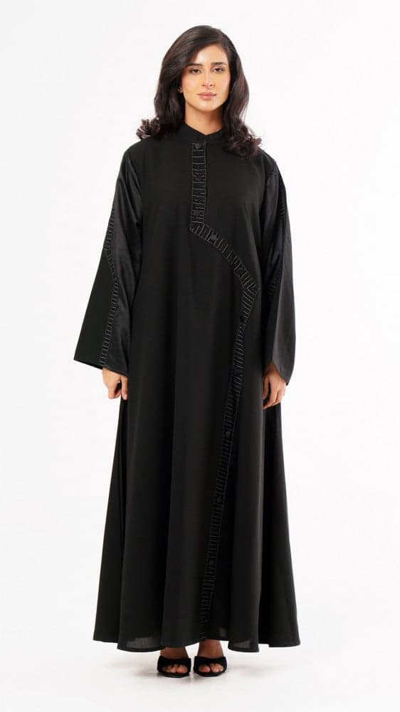 عباية مزينة بإزرة قماشية وتقليمات