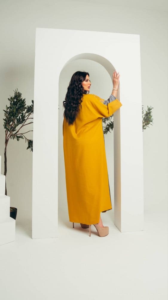 جلابية ملونة بياقه اسود