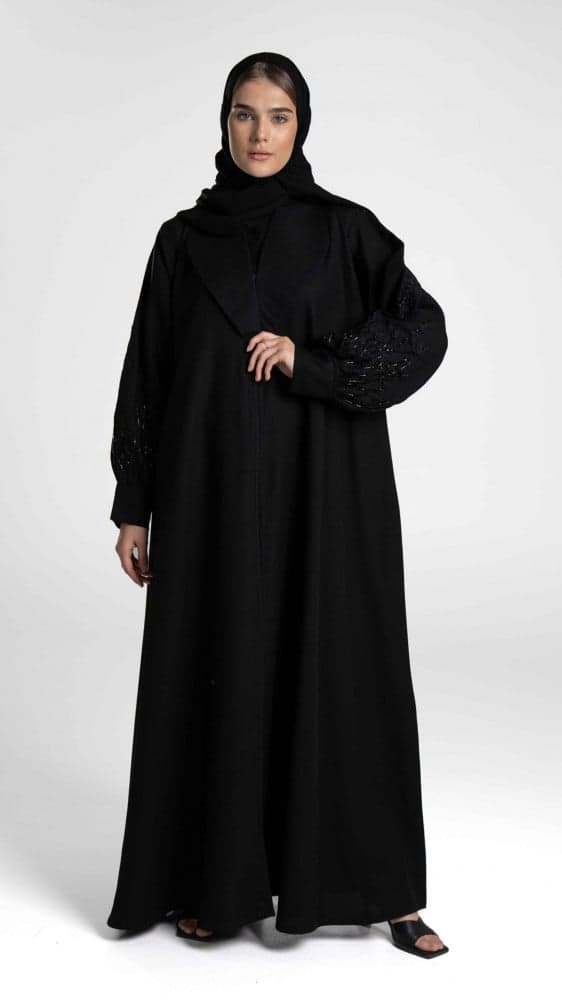 عباية سوداء بياقة وبأكمام مطرزة بشك