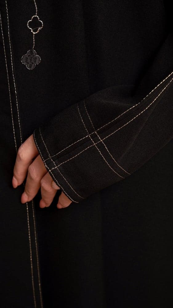 عباية بتطريز ذهبي ناعم