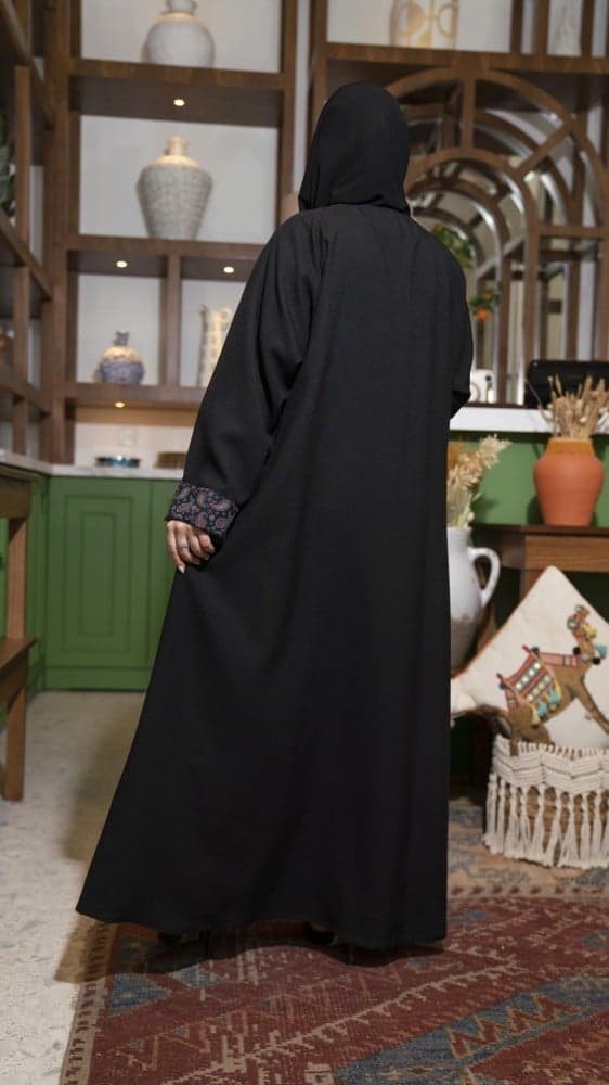 عباية بياقه رسمية واكمام ملونة