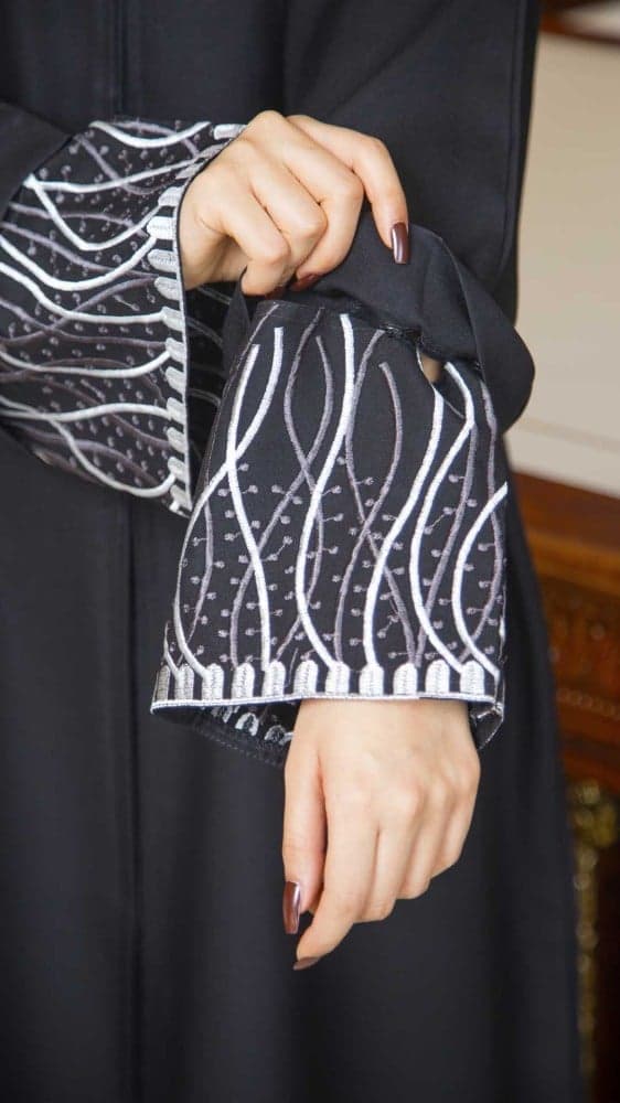 عباية مع 3 اكمام مطرزة