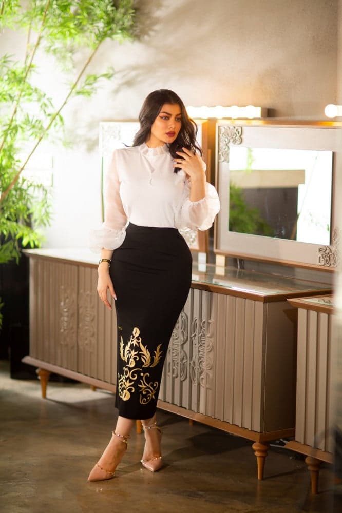 طقم بلوزة وتنورة مطرزة