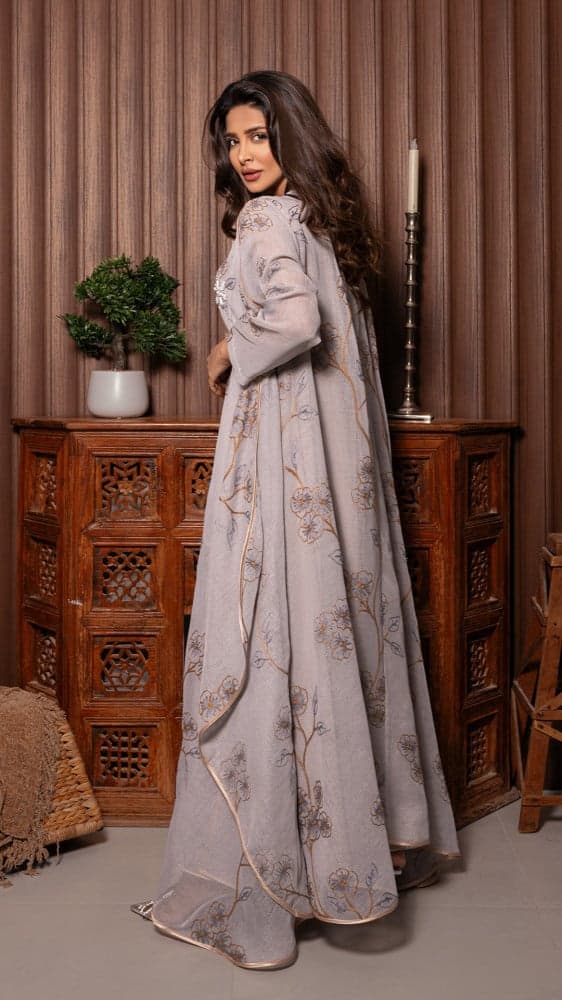 جلابية مطرزة مع فستان داخلي