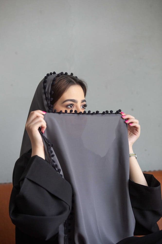 طرحه رمادي بكلفة أسود