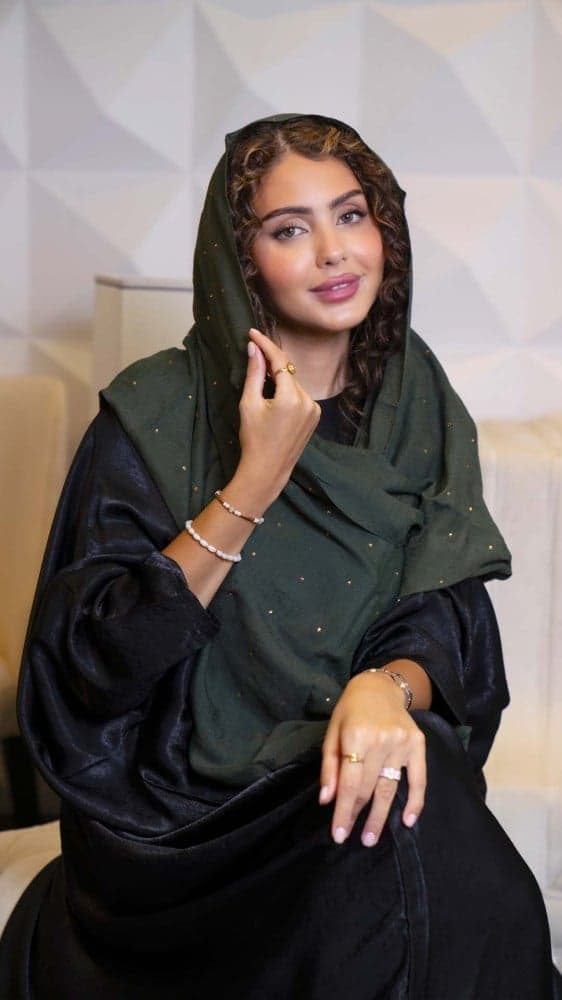 طرحة زيتي مزينه بفصوص ذهبي