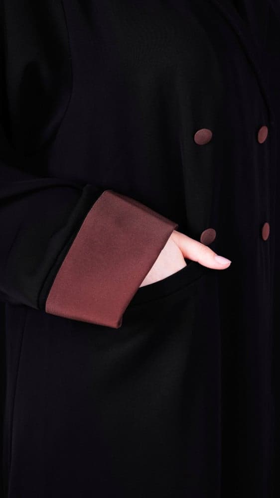 عبايه جاكيت مزينه باللون البني ولها جيوب