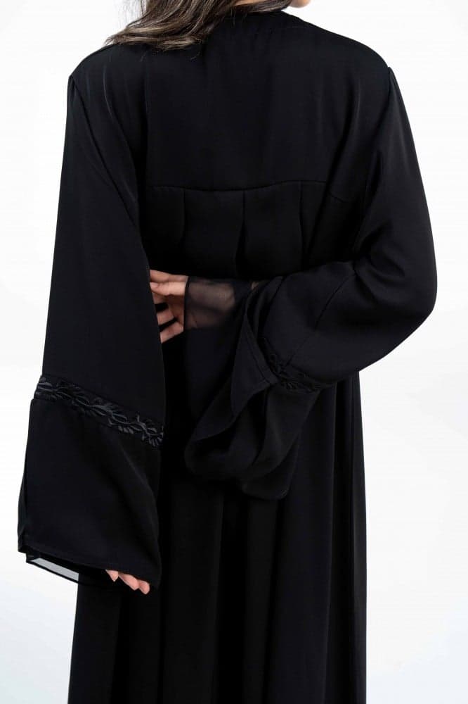 عباية بكسرات واكمام مطرزة باسود