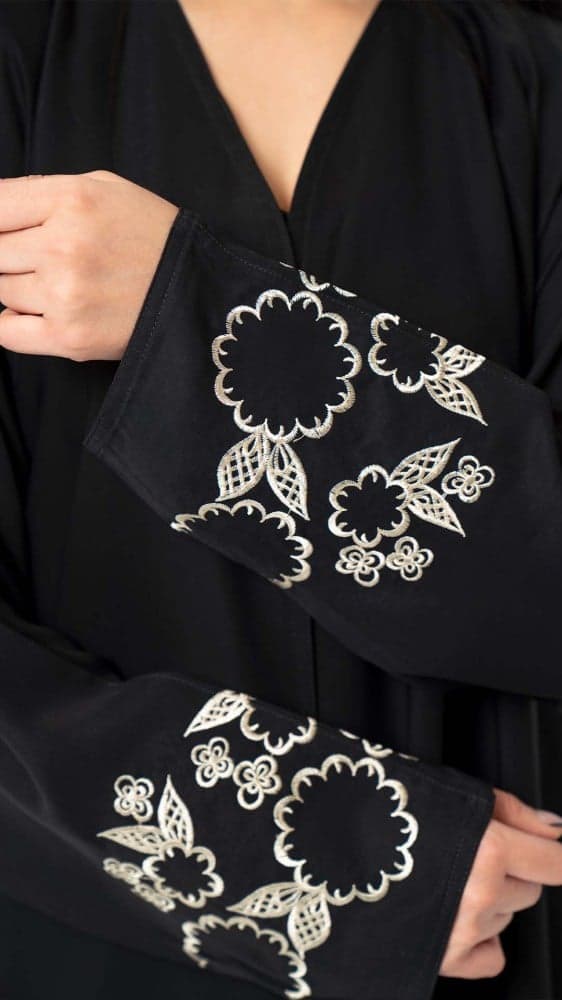 عباية سوداء باكمام مطرزة بيج