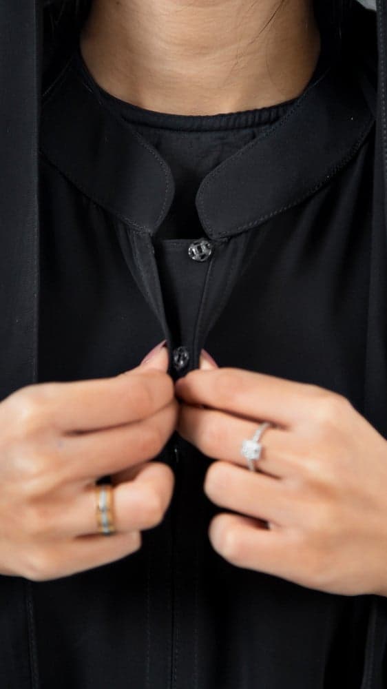 عبايه بكسرات سفليه و كم دانتيل