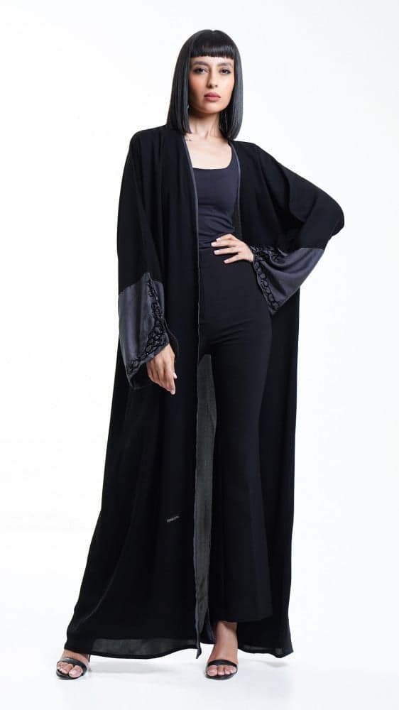 عباية سوداء باكمام رمادي مطرزة