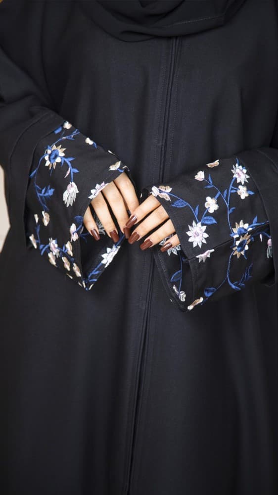 عباية باكمام متنوعة ومطرزة