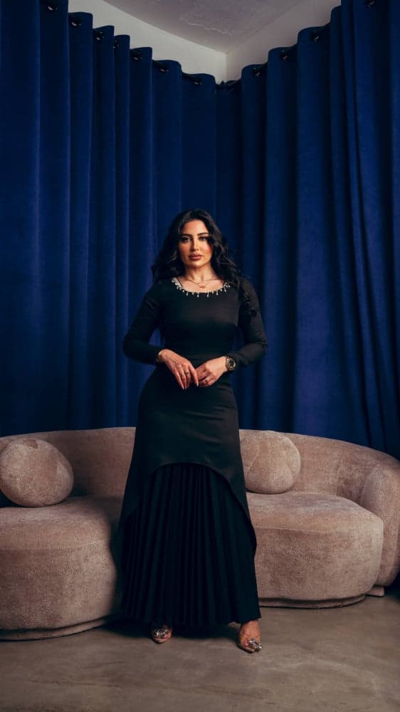 فستان سهرة اسود بقصة مكسرة