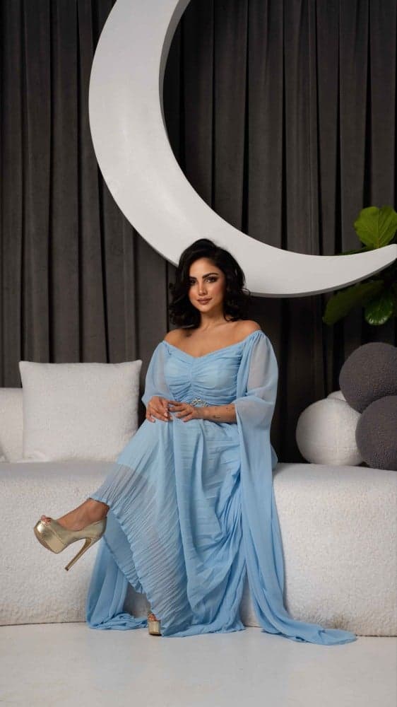 فستان سماوي بحزام واكمام طويلة