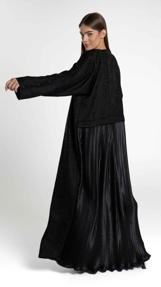 عباية بلمعة خفيفة وبكسرات من الخلف