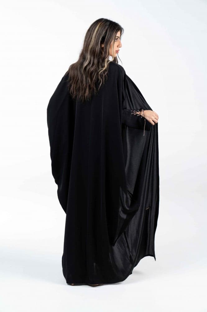 عباية سوداء بربطة اكمام بيج