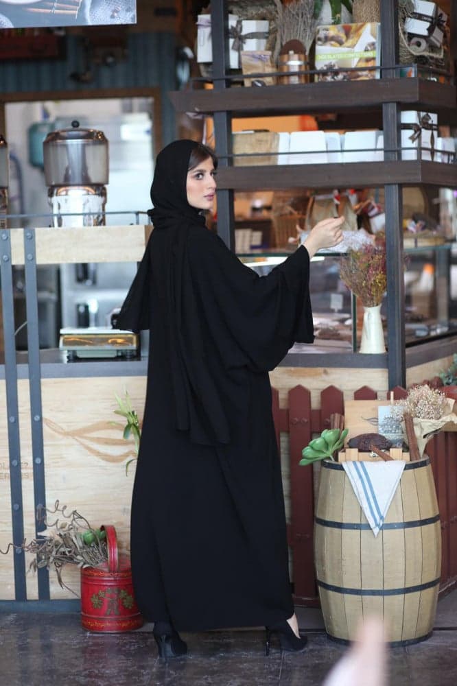 عباية بجيوب عملية وفضفاضة