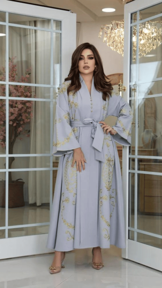 جلابية بتطريز ذهبي وحزام ربط