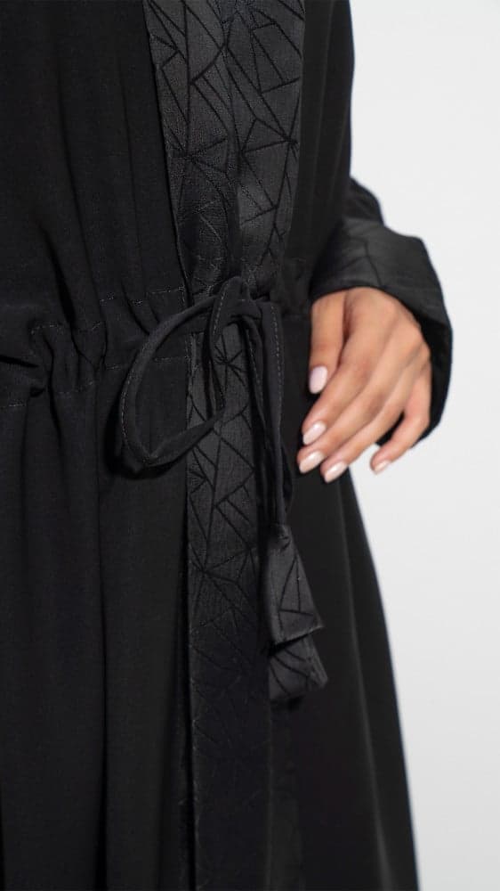 عباية برباط على الخصر