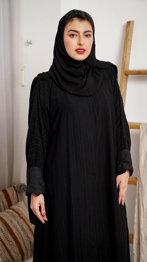 عباية بتقليمات طولية