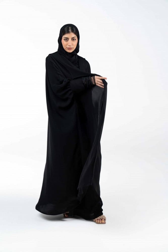 عباية بياقة طويلة واكمام تل منقط