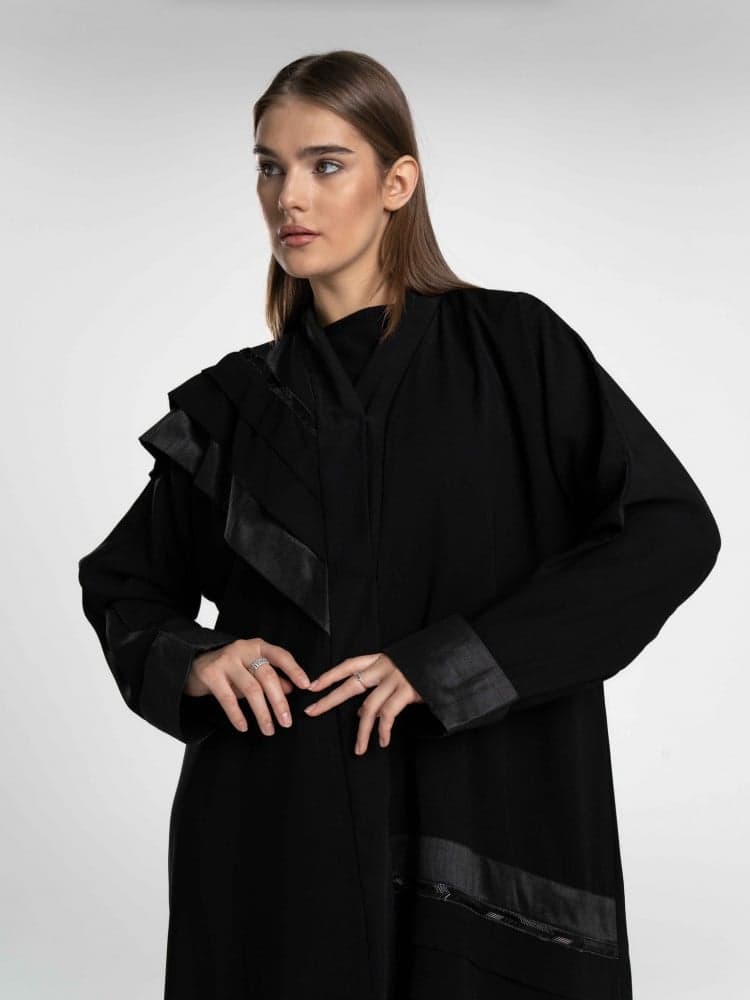 عباية بقصة اكتاف مميزة