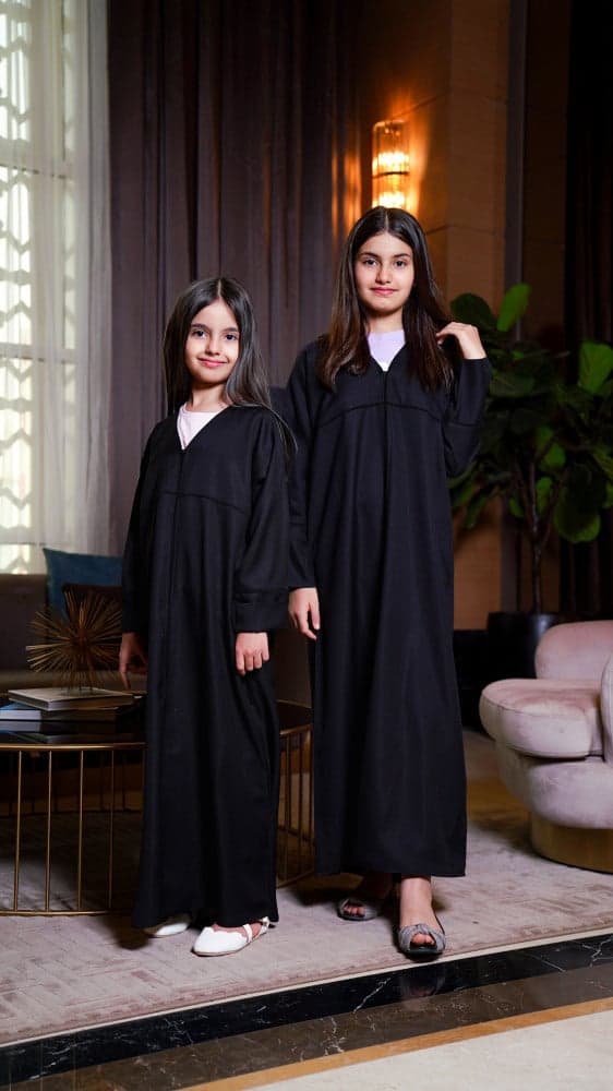 عباية بناتي ساده بخط فاصل ع الصدر