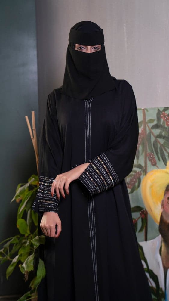 عباية سوداء باكمام مطرزة بأبيض