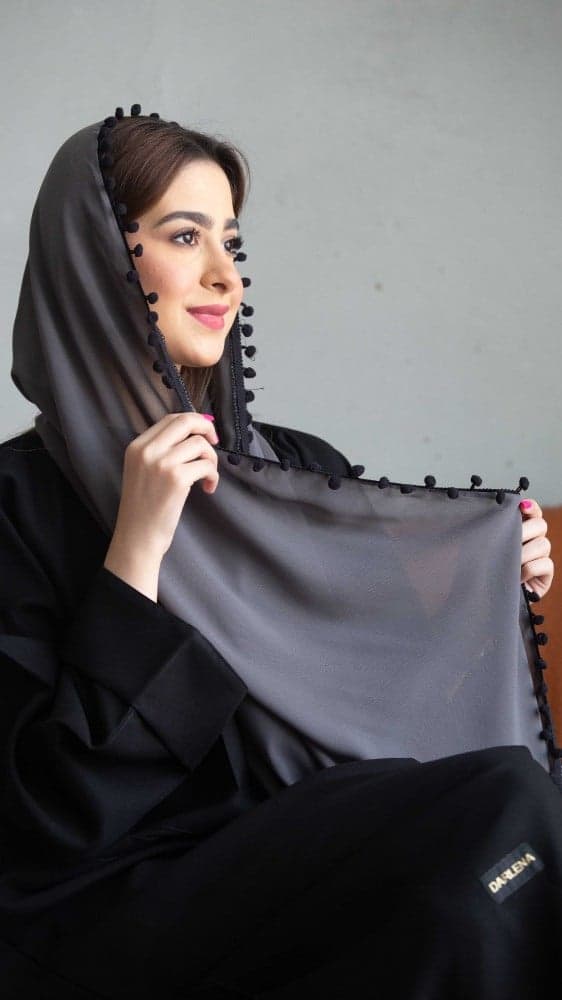 طرحه رمادي بكلفة أسود