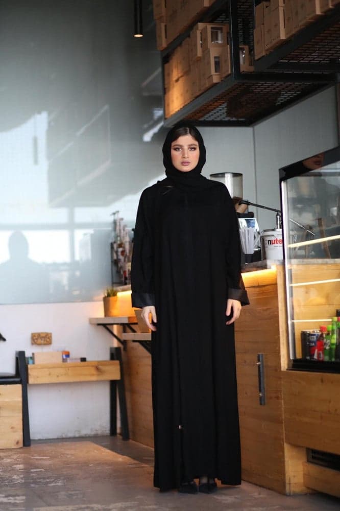 عبايه بأكمام من الشانتون