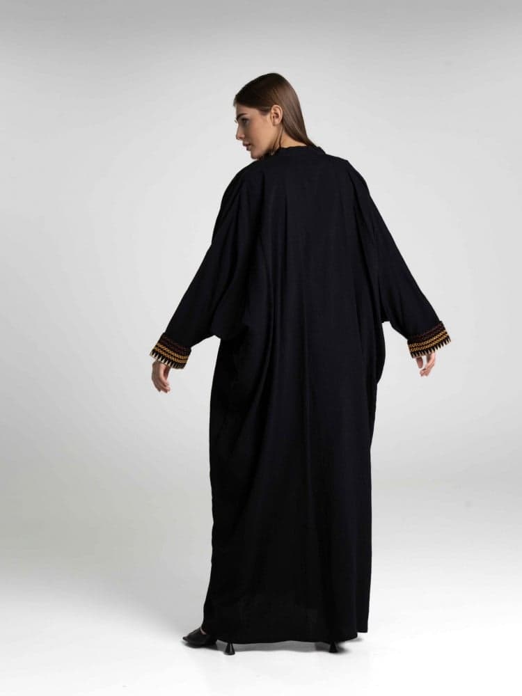 عباية سوداء باكمام  مطرزة سدو