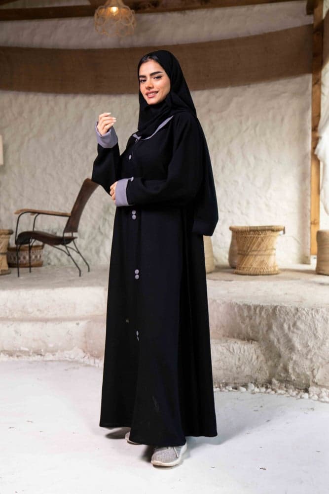 عباية سوداء رسمية بياقة وأزرة رمادي
