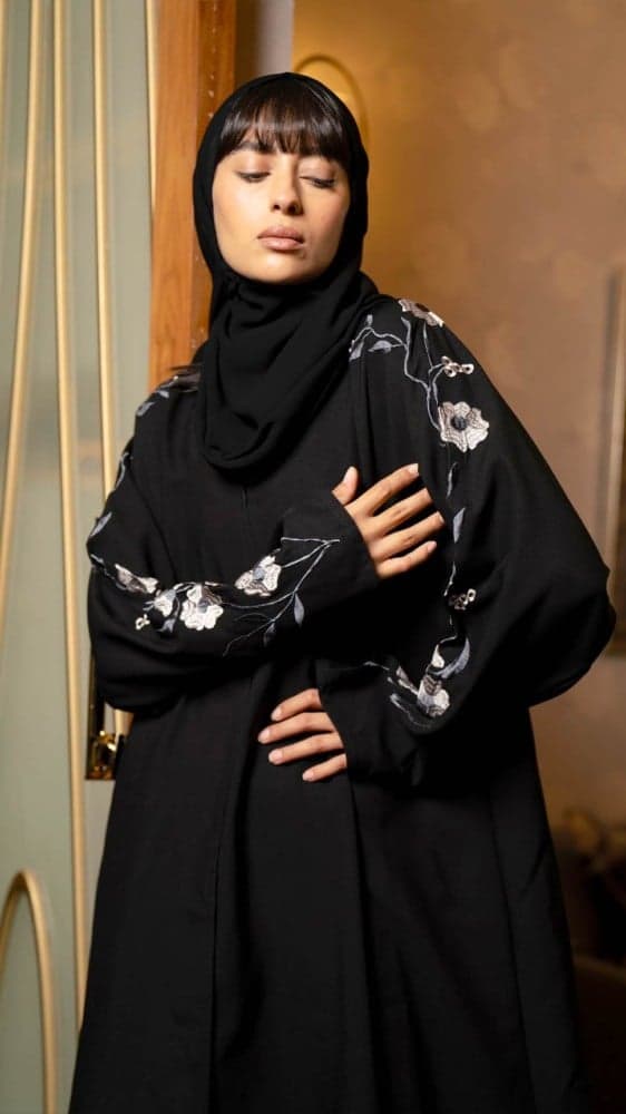 عباية بتطريز ورد ملون على الاكمام