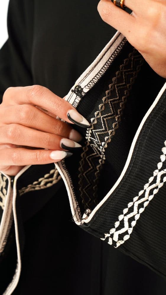 عباية بتطريز سكري