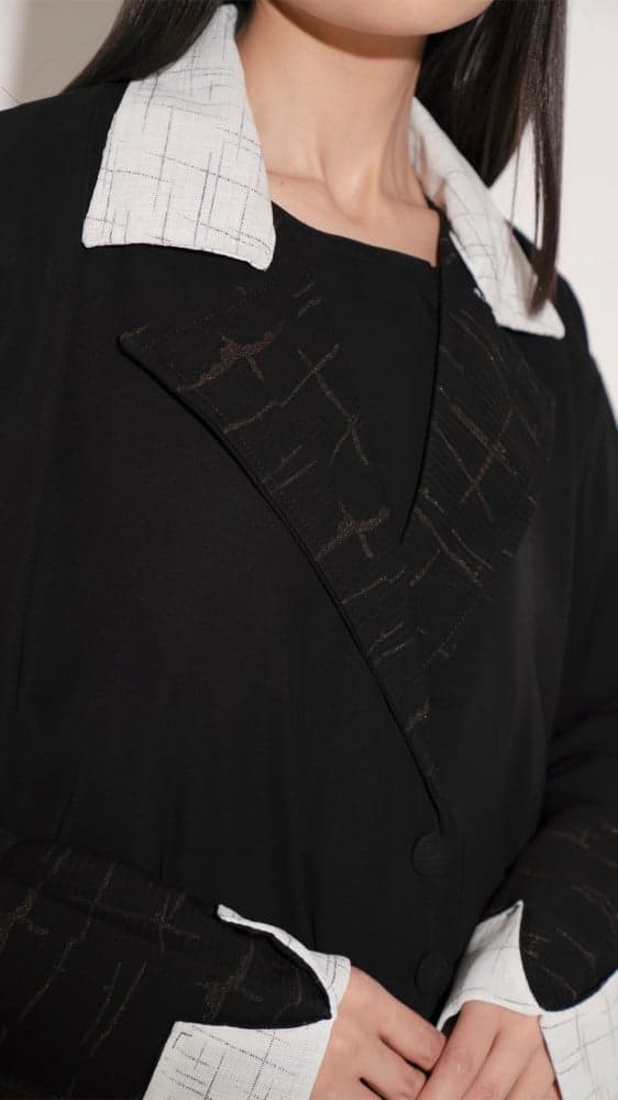 عباية بياقه واكمام بيضاء